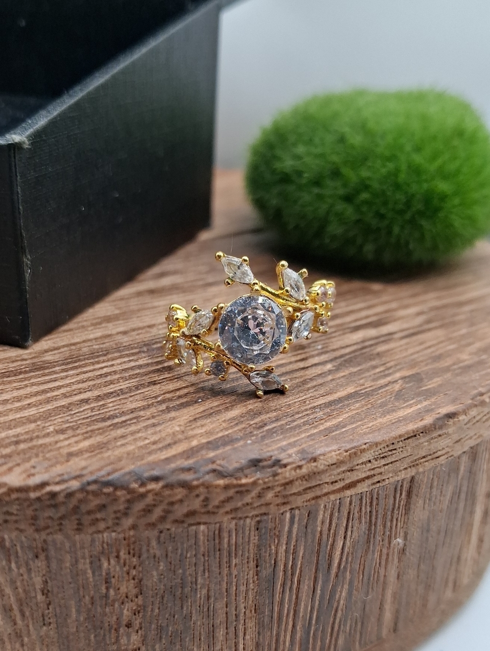 Bomb Party Showstopper Gold-Tone Floral Crystal Ring - Clear Stone Size 5.5 R835